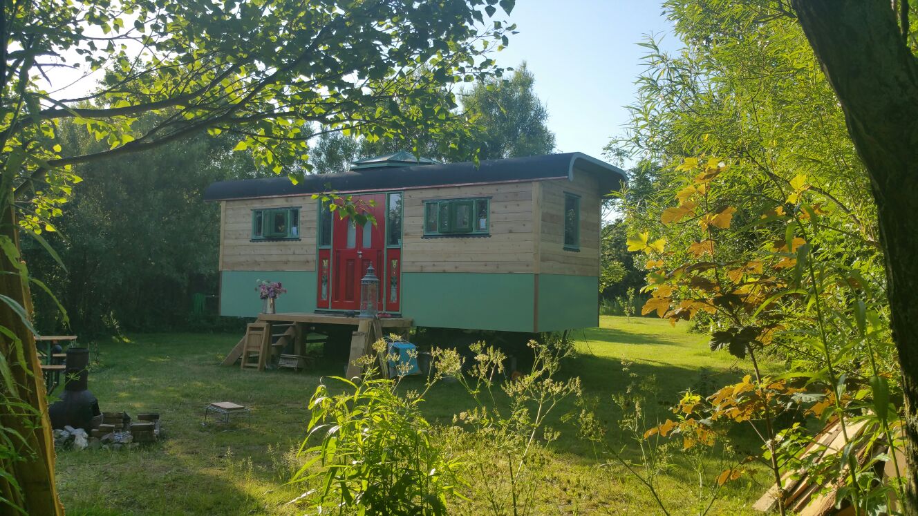 wagen 1 veraf tussen bomen